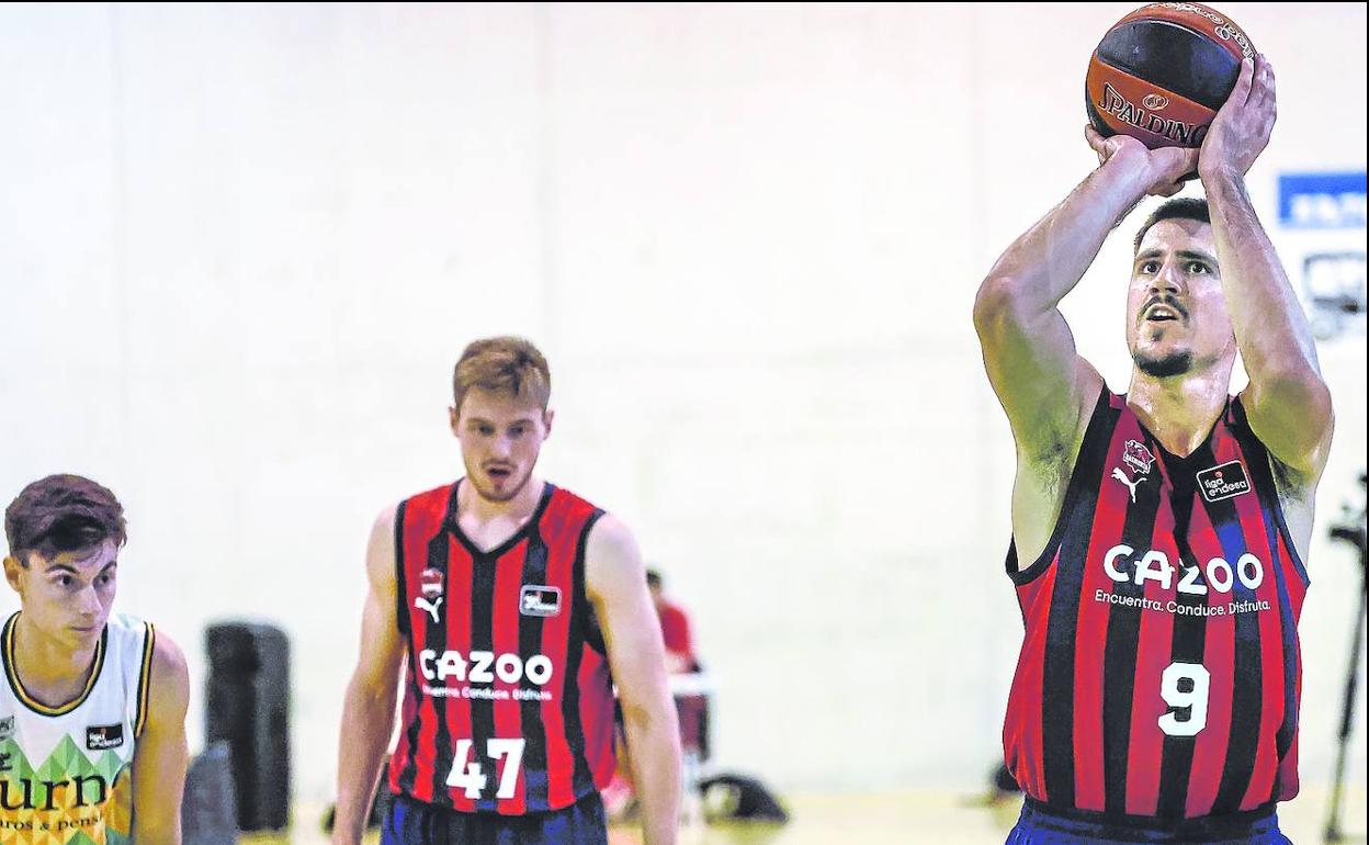 Marinkovic lanza un tiro libre durante el partido de la Euskal Kopa ante el Bilbao Basket
