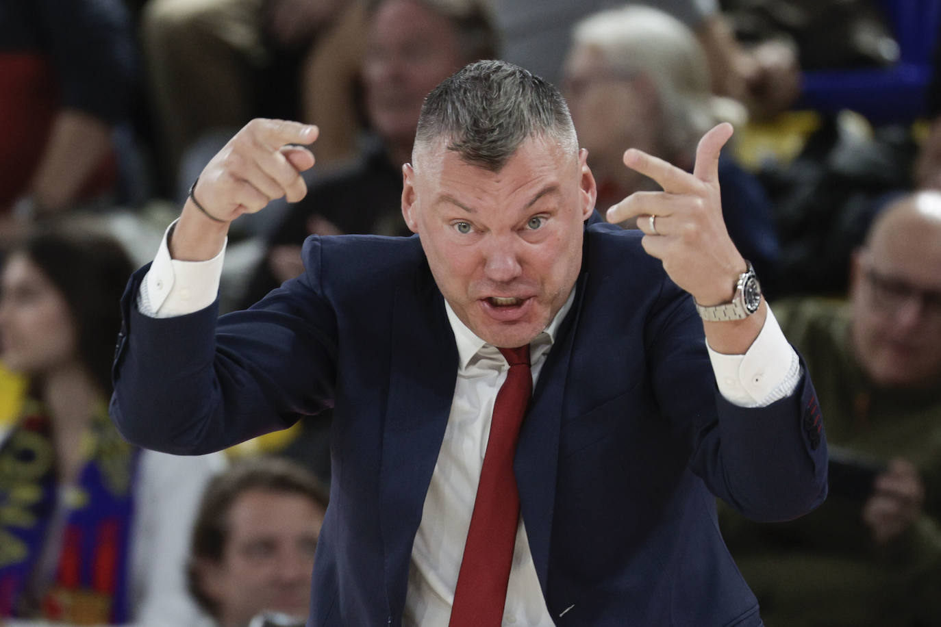 Sarunas Jasikevicius imparte órdenes desde la zona técnica durante el choque ante el Partizan.