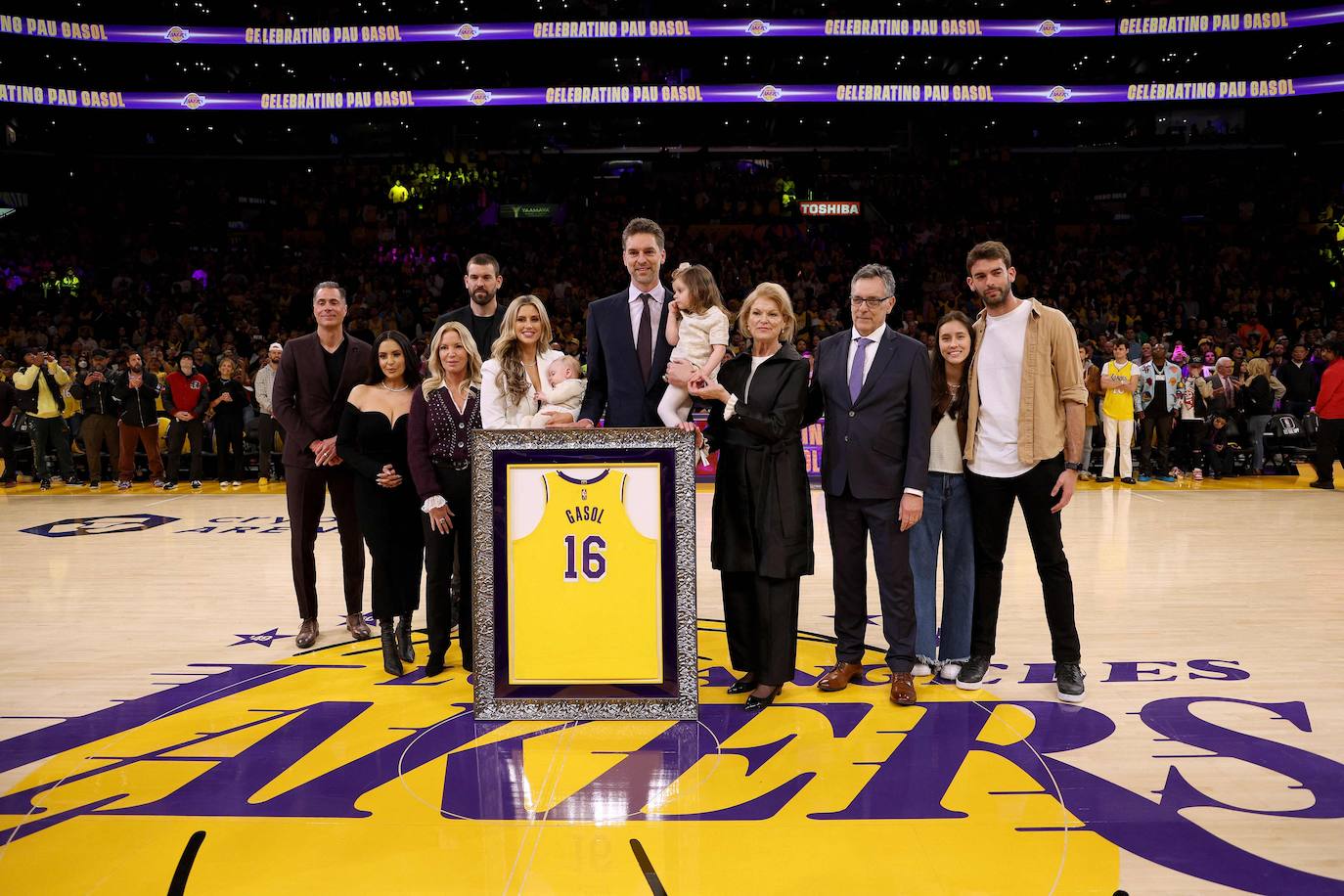 Gasol y su familia durante el homenaje promovido por los Lakers.