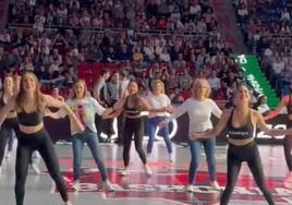 Momentazo de las 'cheerleaders' del Baskonia en el Buesa