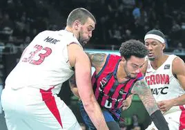 Markus Howard dribla a Marc Gasol durante el partido de la primera vuelta en Vitoria.