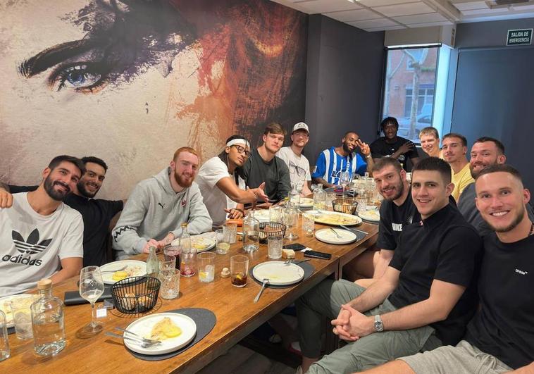 Comida de hermandad del Baskonia antes del inicio de la ACB, con apoyo al Alavés