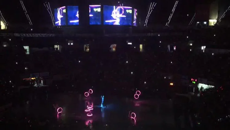 Actuación de acrobacias con aros LED en el Buesa Arena
