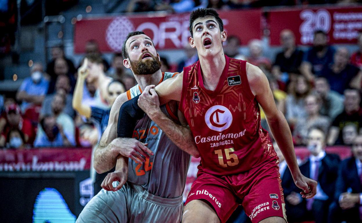 Aday Mara y Costello, en plena lucha por el rebote en el partido de la primera vuelta.