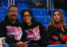 Los padres de Markus y Jordan Howard han visto jugar este domingo a sus hijos junto a Peighton, esposa del astro del Baskonia.