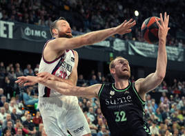 Costello pugna con Hlinason, del Bilbao Basket.
