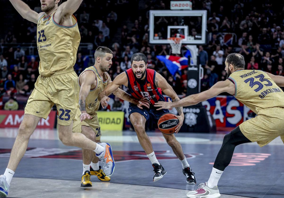 Darius Thompson busca avanzar hacia el aro ante la presión de Laprovittola y Mirotic