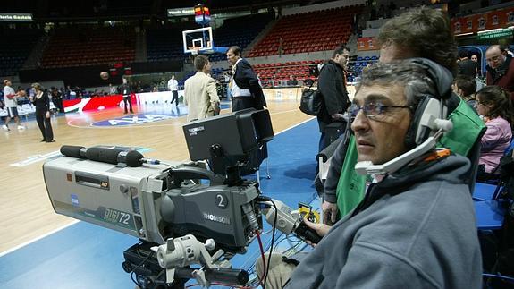 Un cámara de TVE, en el Buesa Arena. 