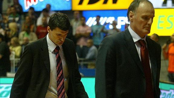 Velimir Perasovic, entrenador del Baskonia, y Dusko Ivanovic, entrenador del Barcelona, durante el partido de cuartos de final entre el TAU Cerámica y el Barcelona disputado en Vitoria en 2006. 