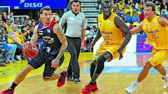 Mike James deja atrás a Savané y Pangos en el duelo de la fase regular disputado en Gran Canaria. 