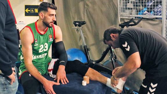 Shengelia fue atendido por los fisioterapeutas del equipo durante el Baskonia - Fenerbahce. 