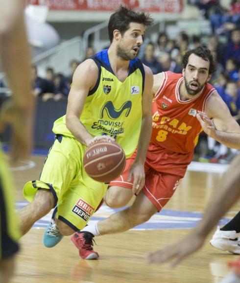 Laprovittola dirige el balón hacia el aro rival como jugador del Estudiantes en un choque de la pasada campaña ante el Murcia.