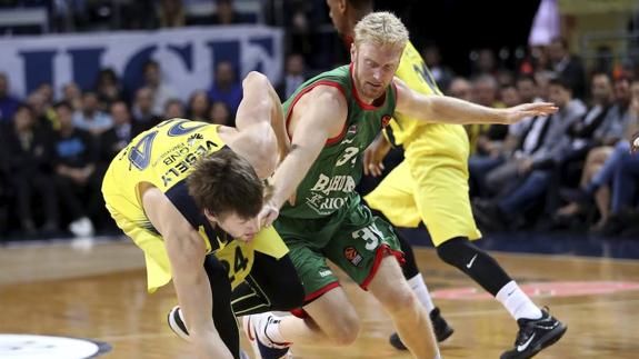 El alero estadounidense del Baskonia, Chase Budinger lucha por el balón con Jan Vesely.