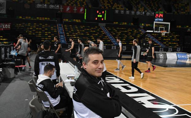 El director deportivo del RETabet Bilbao Basket, Rafa Pueyo, siguiendo un entrenamiento de los hombres de negro en Miribilla