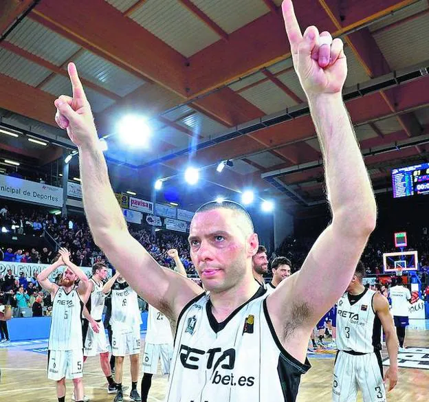 Javi Salgado celebra la victoria en Palencia junto al resto de sus compañeros.