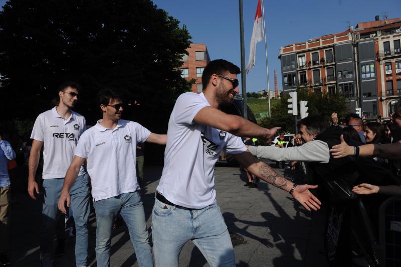 Fotos: Recibiento a los héroes del RETAbet en el Ayuntamiento