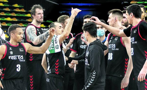 Jugadores del Bilbao Basket hacen piña después de un partido en Miribilla. 