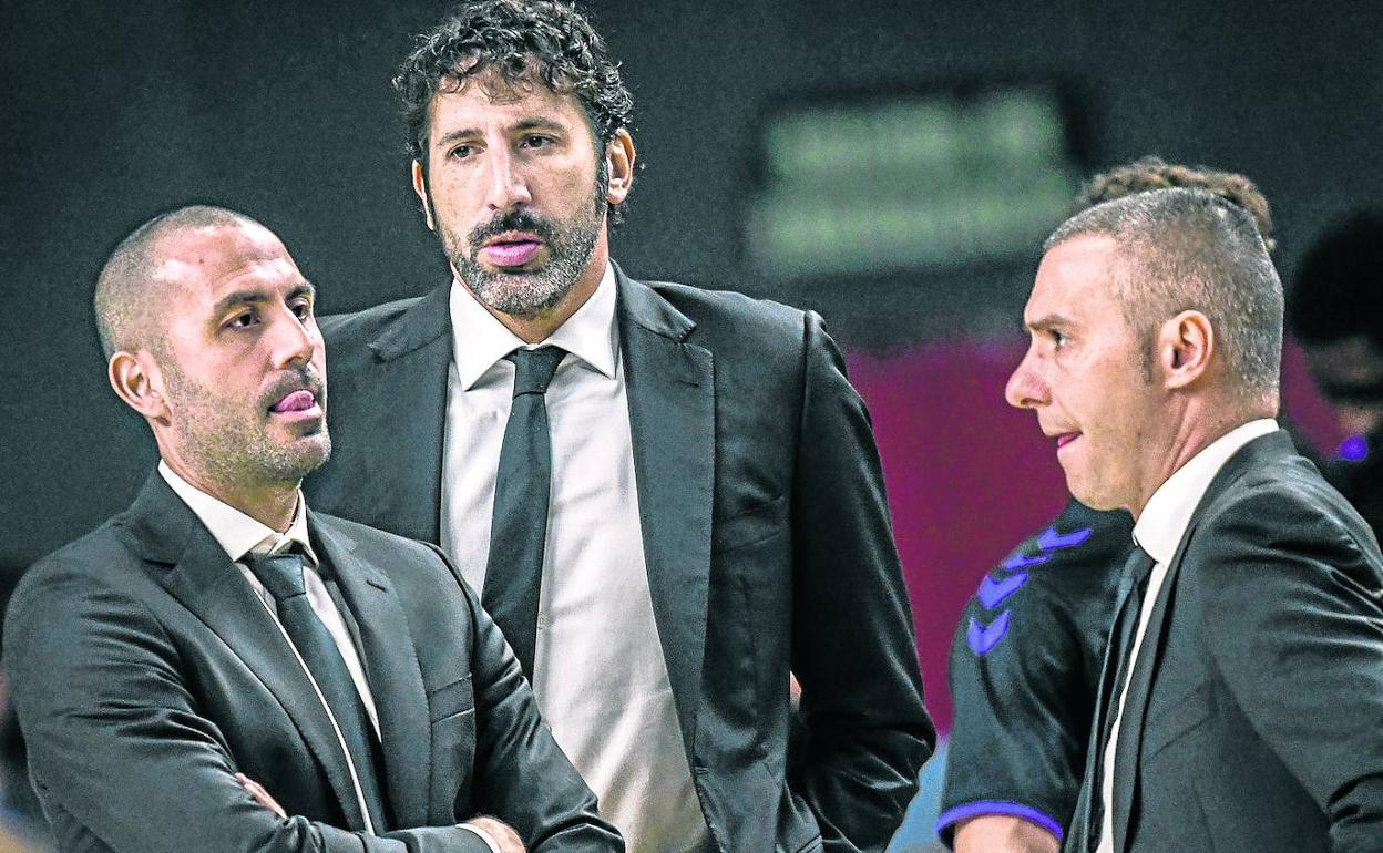 Los gestos del cuerpo técnico tras el encuentro frente al Real Madrid denotan una evidente decepción y preocupación. 