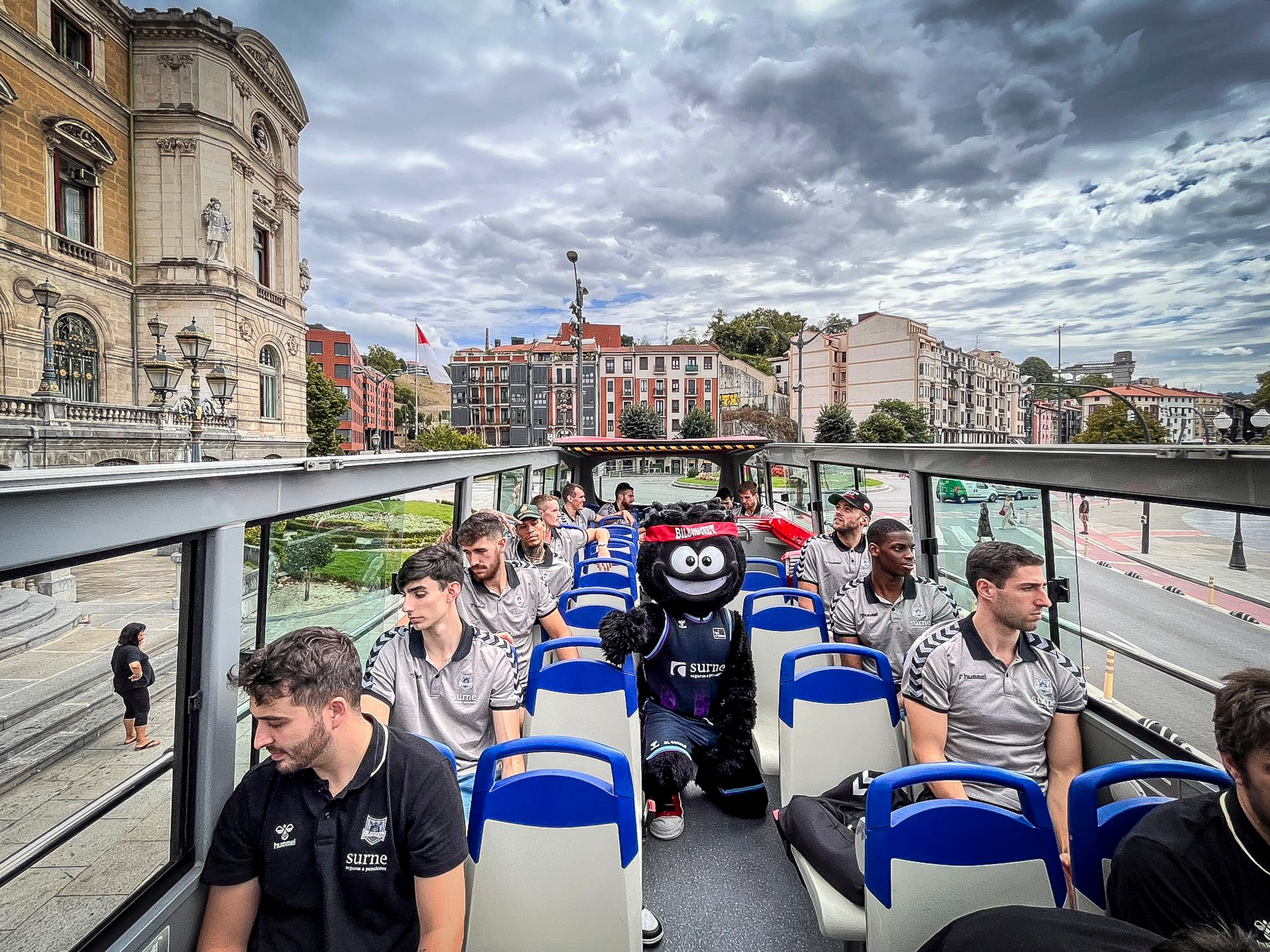 Fotos: El paseo del Bilbao Basket en el bus de la ilusión