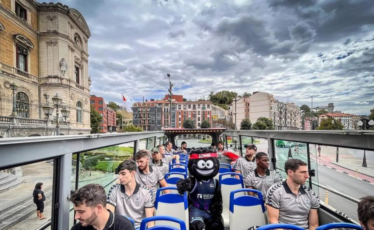 El autobús del Surne a su paso por el Ayuntamiento de Bilbao. 