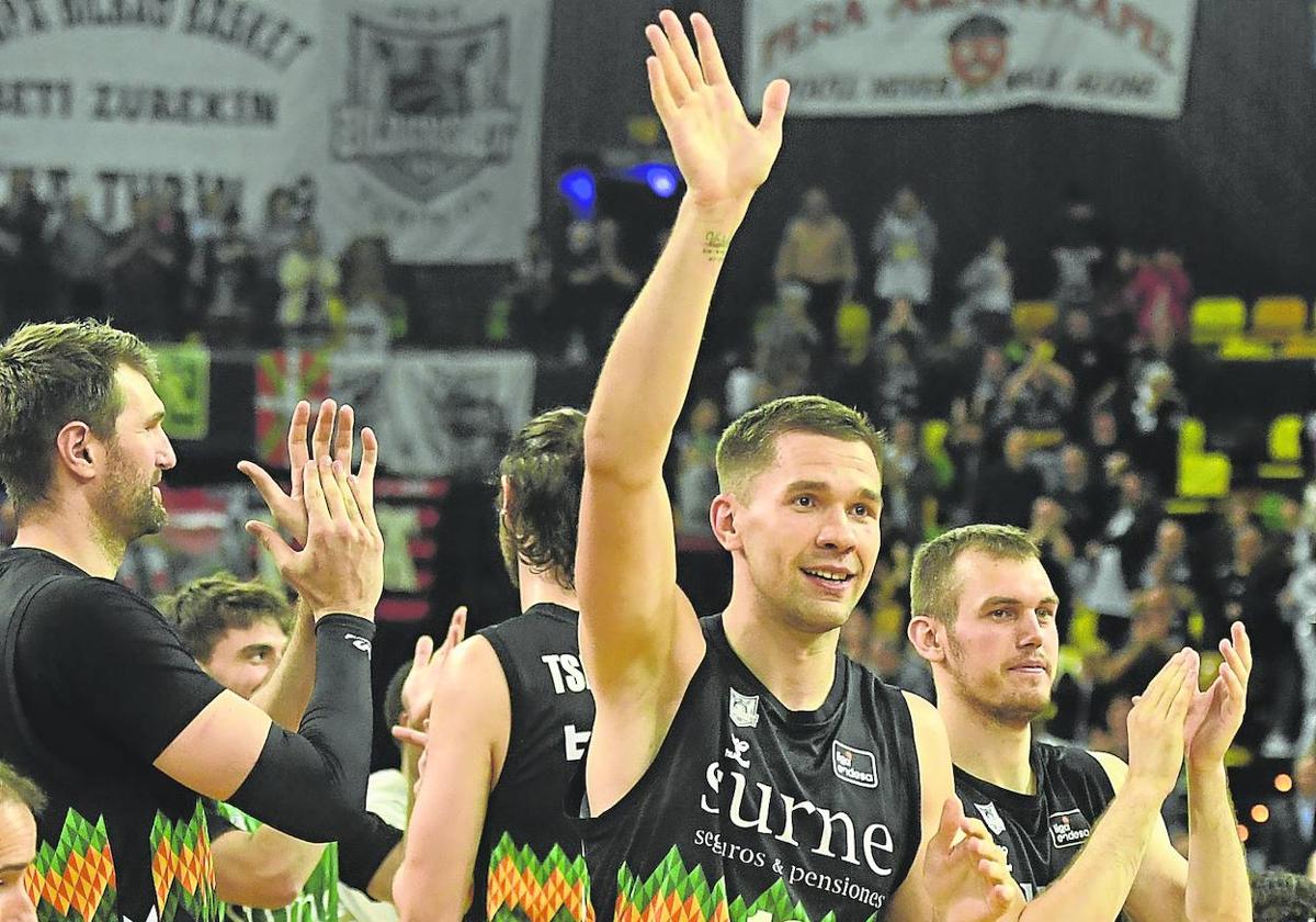 Jugadores del Bilbao Basket devuelven los aplausos a Miribilla después de una victoria en casa.