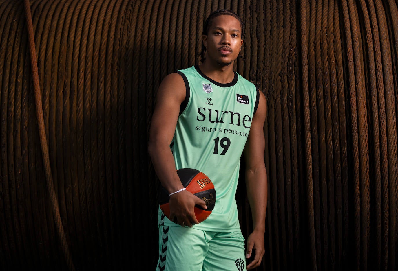 Todos los detalles de las nuevas equipaciones del Bilbao Basket
