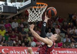 Hakanson mete una canasta en el partido del Murcia contra el Tenerife.