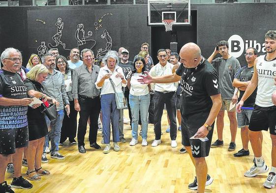 Ponsarnau habla con los accionistas en el Polideportivo de Artxanda.