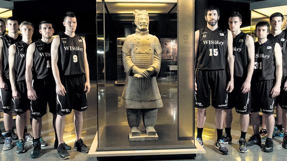 La plantilla del Bilbao Basket posa junto a la figura de un general del ejército del emperador Quin Shi Huang.