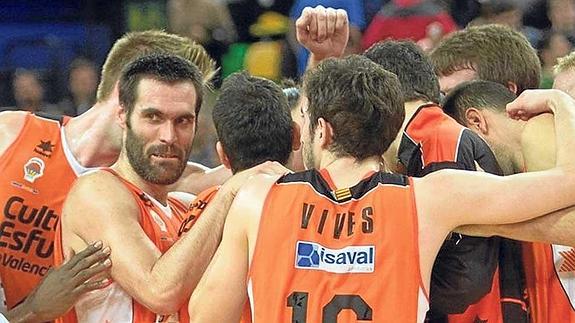 Los jugadores del Valencia Basket hacen piña antes de un encuentro.