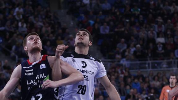 Davis Bertans pugna con Dejan Todorovic en el derbi ante el Dominion Bilbao Basket.