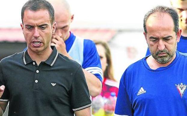 El entrenador del Mirandés, Borja Jiménez, y su ayudante, Álex Martínez. 