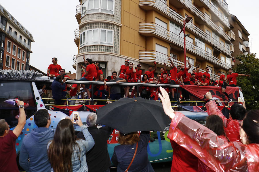El inevitable acto protocolario en el Ayuntamiento de Miranda precedió a la explosión de alegría en una plaza teñida de rojo y negro que aclamó a los jugadores