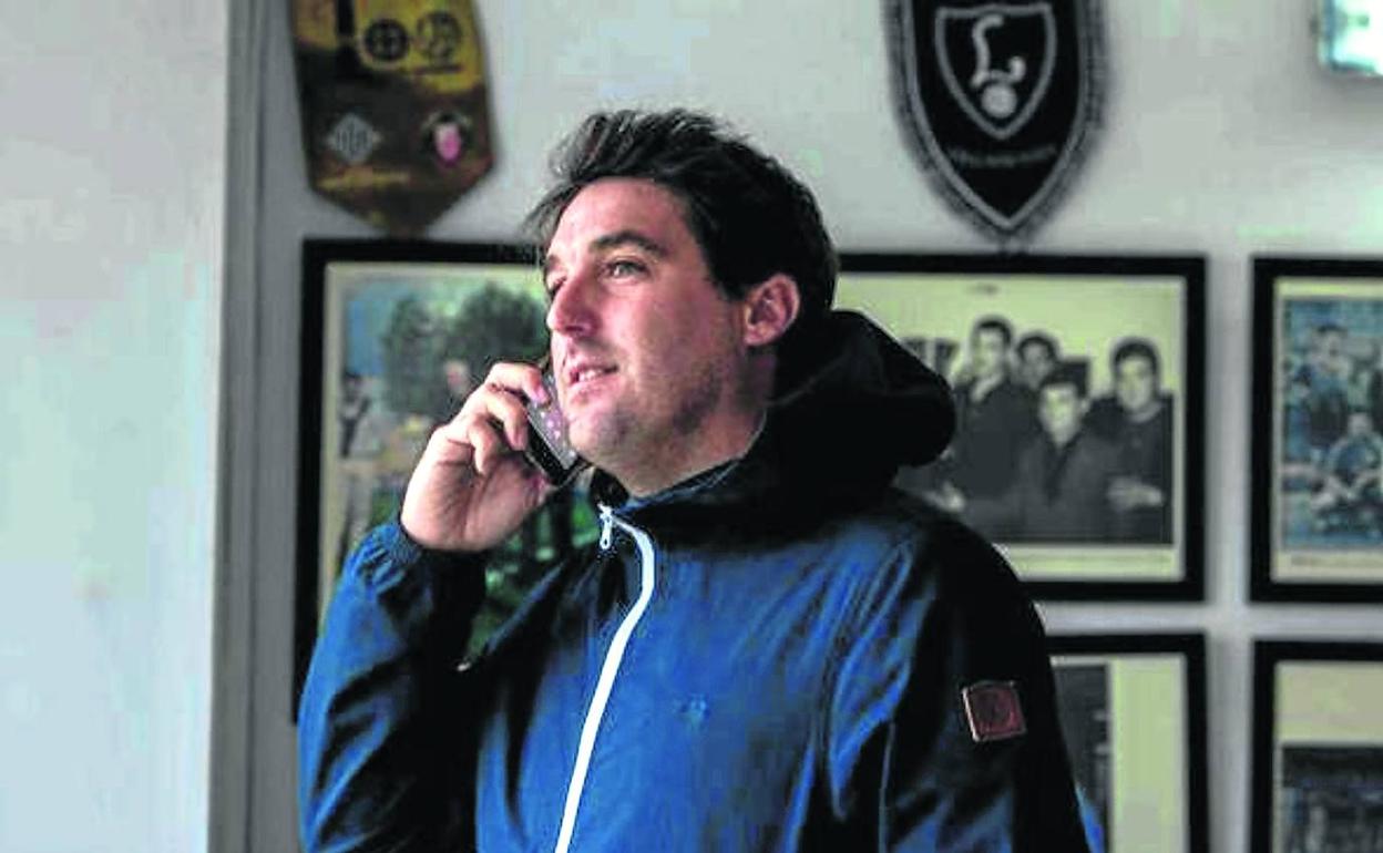 El exjugador del Mirandés atiende el teléfono en las instalaciones del próximo rival de los rojillos. 