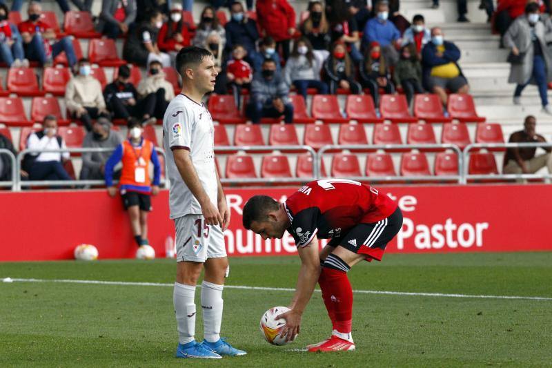 Tejero intentó poner nervioso a Iñigo Vicente, pero no lo logró porque el rojillo transformó el penalti. 