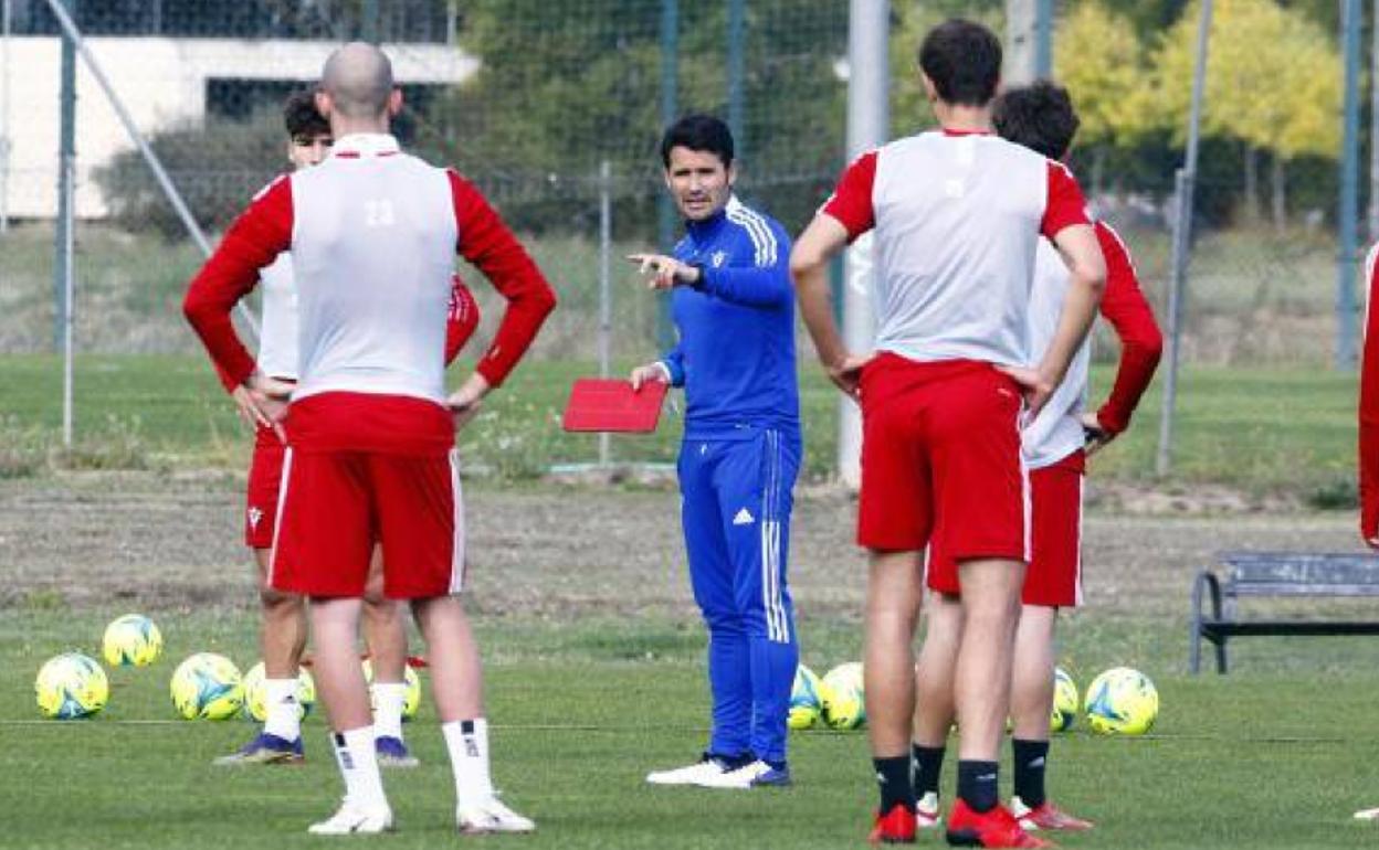 El entrenador del Mirandés, Lolo Escobar, imparte instrucciones en un entrenamiento. 