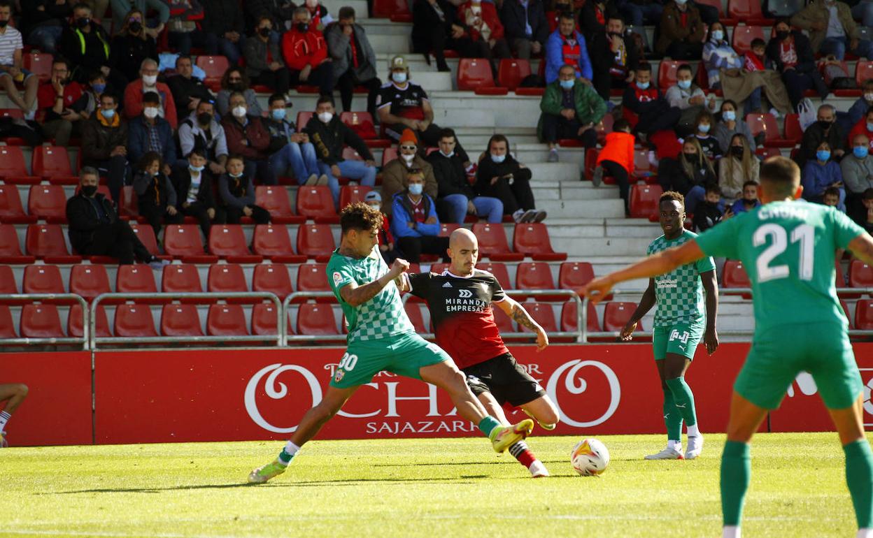 Oriol Rey intenta golpear el balón ante la presión de un jugador del Almería en el último partido en Anduva. 