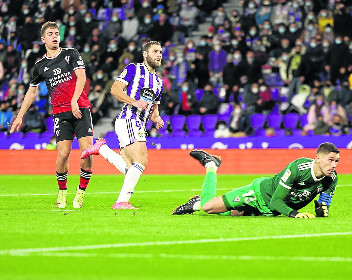 Carreira y Lizoain observan como Weissman anota el tercer gol de Valladolid. 