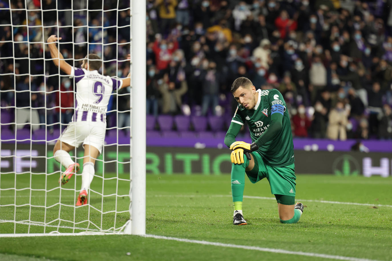 Lizoain, con gesto de desolación, tras encajar el primer gol del partido, obra del israelí Weissman.. 