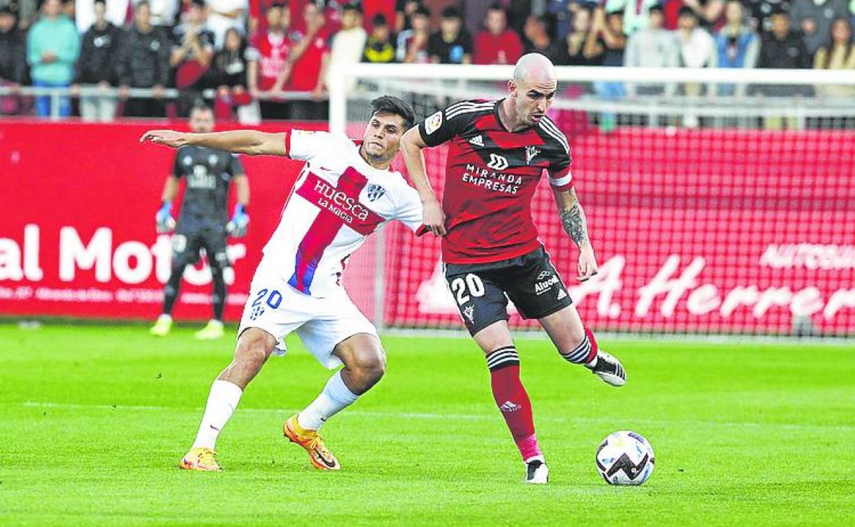 Oriol Rey apunta a la medular junto a Prados. 