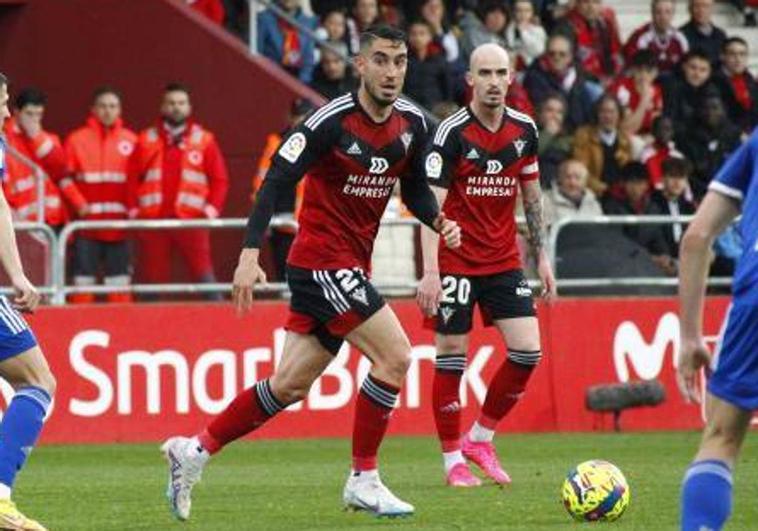 Multan a jóvenes seguidores rojillos por utilizar bengalas en la calle antes del derbi