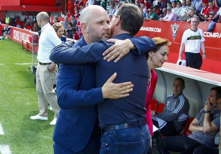 Pasado y presente en el equipo rojillo. José Alberto y Etxeberria se abrazaron antes del duelo.