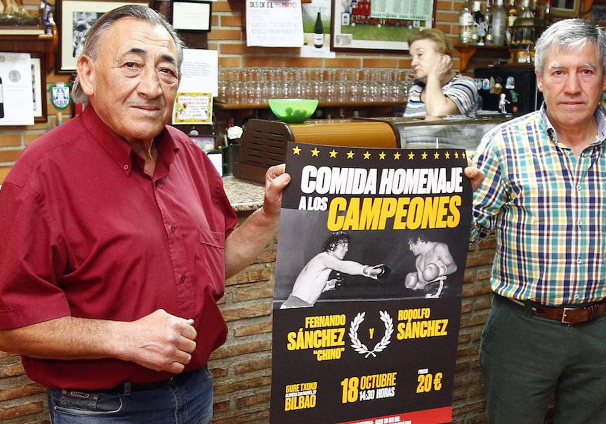Fernando Sánchez, (izda), y su hermano Rodolfo sujetan el cartel con motivo de un homenaje que se les tributó hace seis años.
