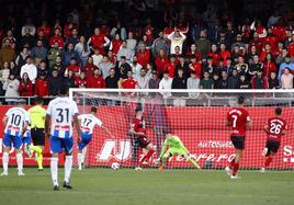 El exmirandesista Jofre Carreras dio la victoria al Espanyol en el encuentro de la primera vuelta disputado en Anduva (0-1).