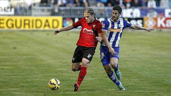 El defensa Aitor Fernández está en su mejor momento de forma desde que llegó al Mirandés y ha hecho de su banda una zona infranqueable para el rival. 