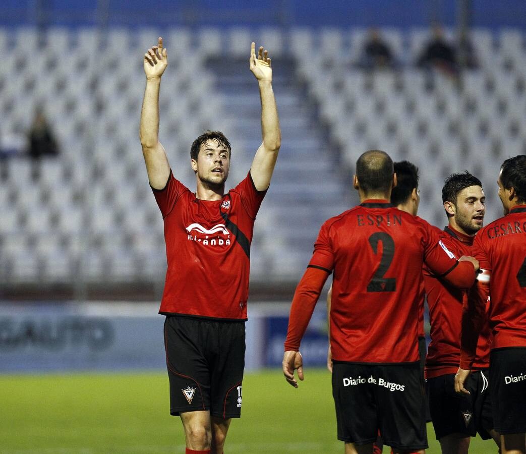 El malagueño levanta los brazos tras el 1-0 al 'Recre'. 