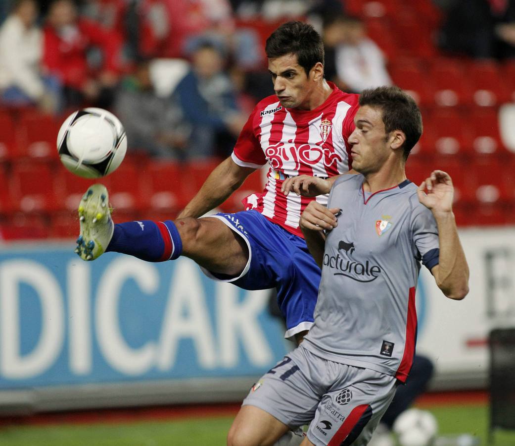 Roberto Torres, junto a Luis Hernández en un anterior partido frente al Sporting. 