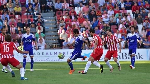Un momento del partido disputado en Almería. 