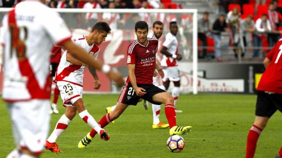 Néstor Salinas intenta obstaculizar el envío del centrocampsista del Rayo Vallecano, Zuculini. 