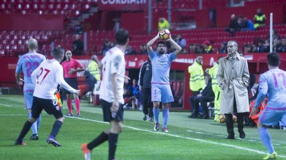 Carlos Terrazas sigue las evoluciones del partido disputado en el estadio Sánchez Pizjuán mientras Kijera se dispone a sacar de banda.
